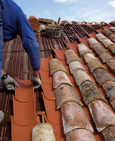 Détectez les fuites de toit avec couvreur Joseph Mike